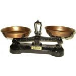 Balance à deux plateaux de l'époque