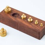 Socle en bois avec 6 poids en fonte - 100g à 5g