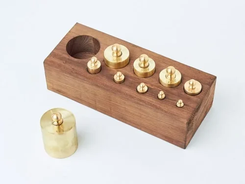 Zócalo de madera con 10 pesas de fundición - 1kg a 5g