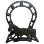 Enrouleur ou support de tuyau en fonte en forme de fer à cheval.