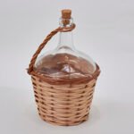 Bouteille en verre de 2 litres avec revêtement et poignée en osier