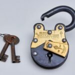Cadenas rustique en fer et laiton, finition vieillie – 11 cm, avec deux clés