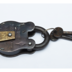 Cadenas de porte-clé en laiton vieilli et oxydé style rustique de 8 cm.