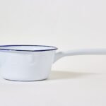 Casserole en acier émaillé avec bec verseur – 15 cm, blanc à liseré bleu, tous feux
