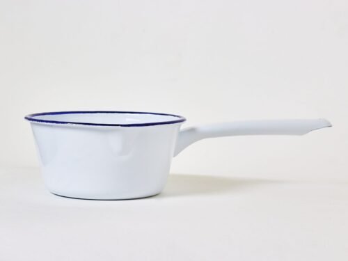 Casserole en acier émaillé avec bec verseur – 15 cm, blanc à liseré bleu, tous feux