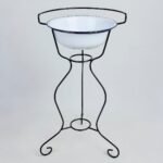 Cuvette émaillée blanche à liseré bleu avec support en fer forgé – 81 cm