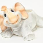 Éléphant couché en céramique avec cache-pot – 40 × 24 cm