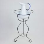 Ensemble de toilette vintage : cuvette et pichet émaillés avec support en fer forgé