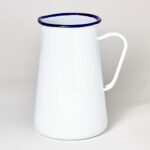 Pichet de service en acier émaillé vitrifié blanc avec bordure bleue, 2 litres