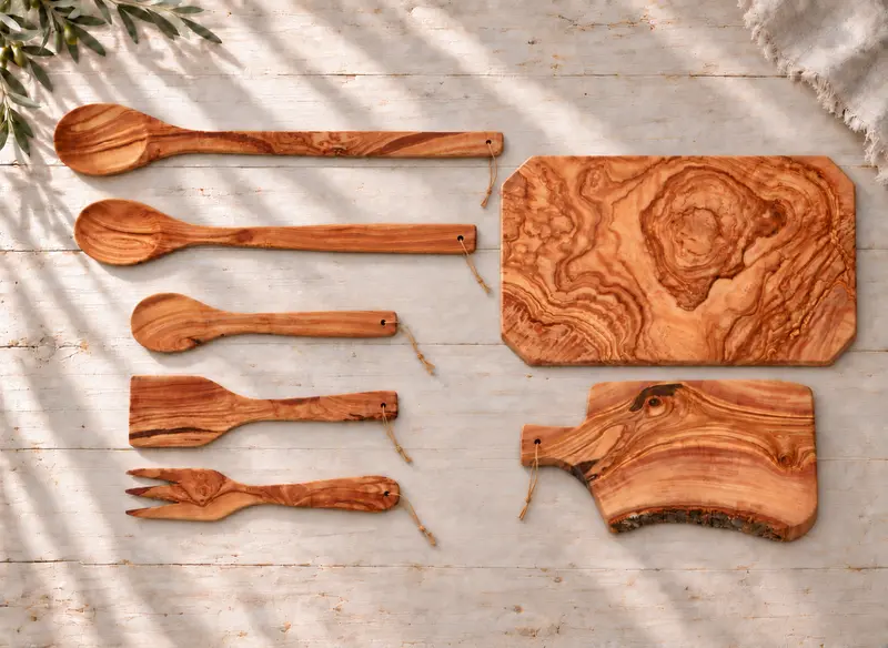 Planches, cuillères, spatule et fourchette en bois d’olivier.
