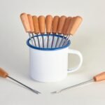Lot de 12 piques à escargots et à fondue en hêtre et inox – 15 cm, avec tasse émaillée