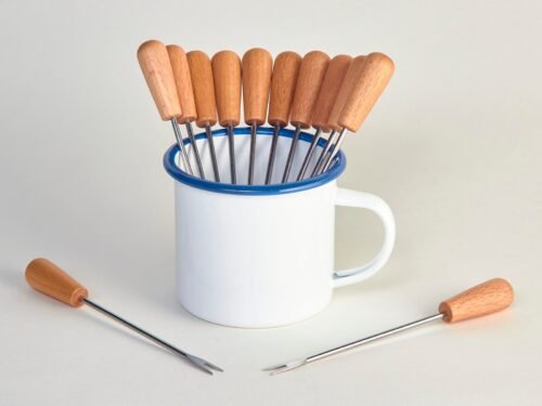 Lot de 12 piques à escargots et à fondue en hêtre et inox – 15 cm, avec tasse émaillée