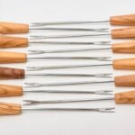 Lot de 12 piques à escargots et fondue en bois d’olivier et inox – 15 cm