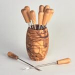 Lot de 12 piques à escargots et fondue en bois d’olivier et inox – 15 cm, avec support tonneau