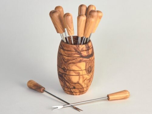 Piques à manche en bois d’olivier et pointes en inox, présentés dans un support en forme de tonneau en bois d’olivier.