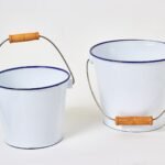 Lot de 2 seaux en acier émaillé blanc à liseré bleu – 2 L et 4 L, poignée en bois