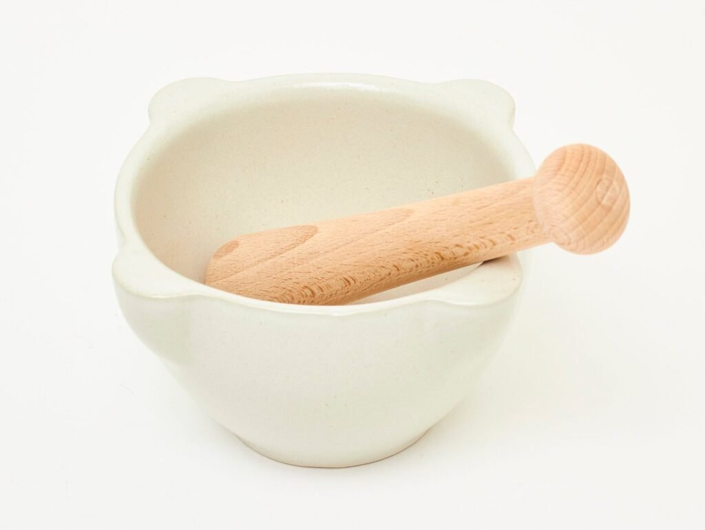 Mortier en grès artisanal avec pilon en bois – 17 cm