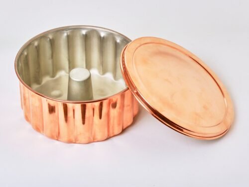 Moule à flan cannelé en cuivre artisanal, intérieur étamé et couvercle hermétique – 18 cm