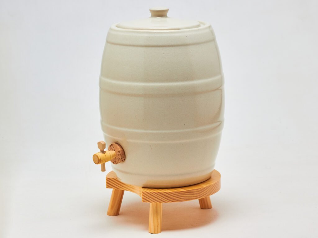 Vinaigrier en Grès Émaillé 5 L – Modèle Tonneau avec Robinet en Bois et Support en Pin