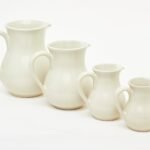 Pichet en grès artisanal blanc cassé avec anse en demi-cœur – 4 capacités
