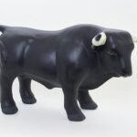 Taureau noir en céramique peinte à la main – 42 × 21 cm