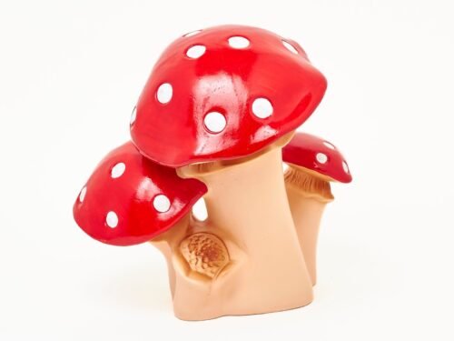 Trois champignons en céramique aux couleurs vives – 32 × 30 cm