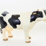 Vache frisonne debout en céramique peinte à la main – 37 × 24 cm